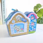 Kilitli Metal Kedili Kumbara Evi – Anahtarlı Desenli Çocuk Kumbarası