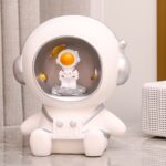 Oturan Astronot Ledli Masa Lambasi, 18x13