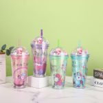 Sevimli Isikli ve Pipetli Bardak, 450 ml, Pullu ve Kapakli, 20x8