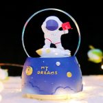 Astronot Büyük Boy Kar Küresi Işıklı, Müzikli, Püskürtmeli, Mavi, 16 cm