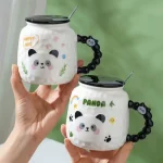 Panda Figürlü Kapaklı ve Kaşıklı Kabartmalı Seramik Kupa Bardak