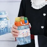 Cinnamoroll Taşarımlı Çift Ağızlı Okul Matarası - Pipetli ve Akılı Sızdırmaz Askılı Suluk